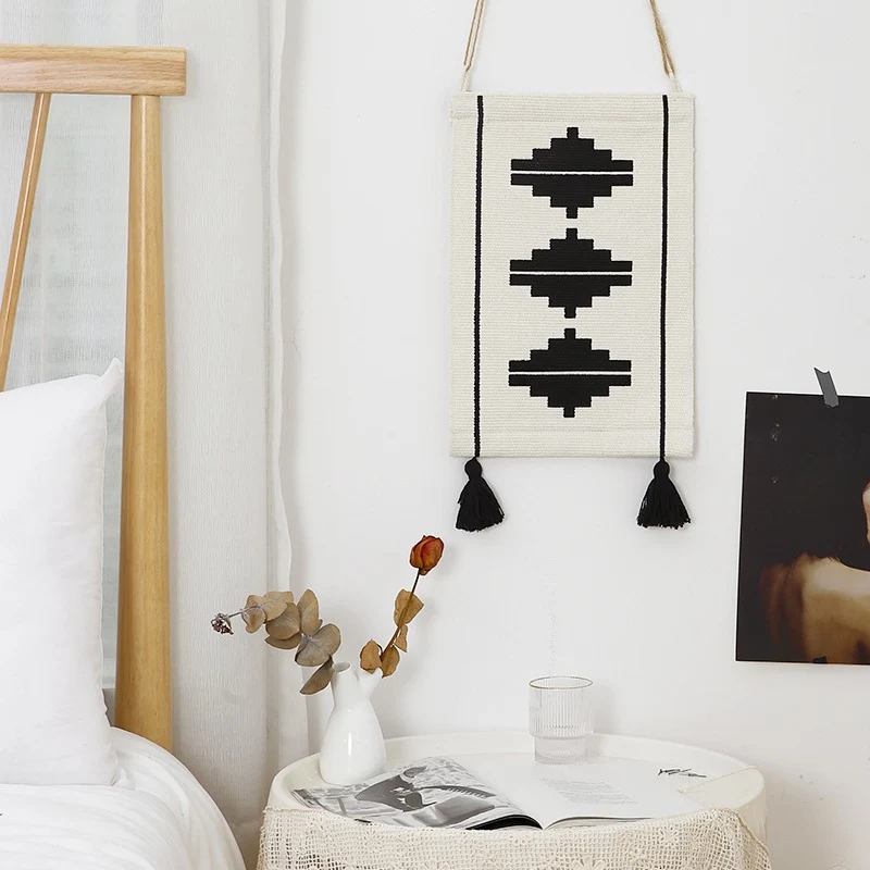 Gewebter Wandbehang mit grafischem Ethno‑Relief und Quasten Karnz