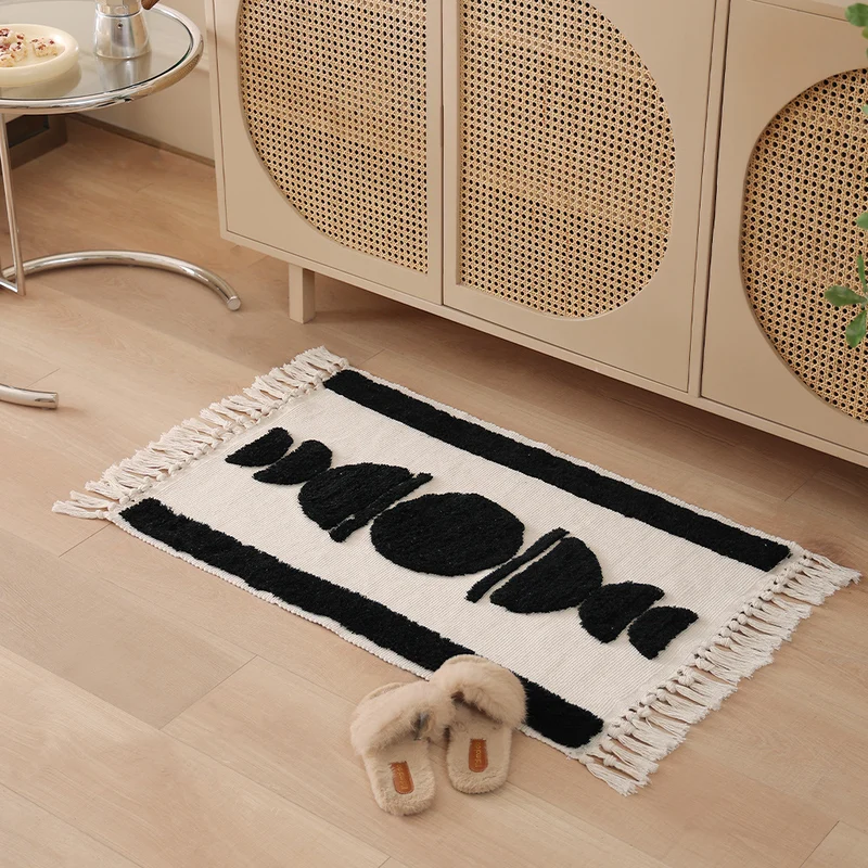 Gewebter Vorleger im Boho-Minimalstil mit kontrastiertem Tufting und Baumwollfransen Karnz