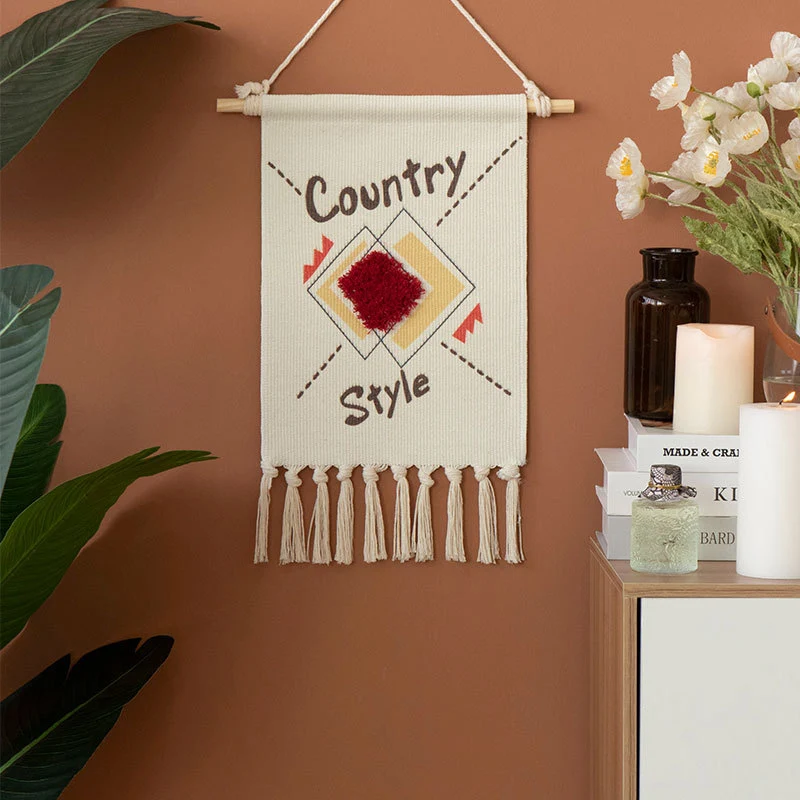 Gewebter Boho-Wandbehang mit Ethno-Diamantmuster, Baumwollfransen und Holzstab Karnz
