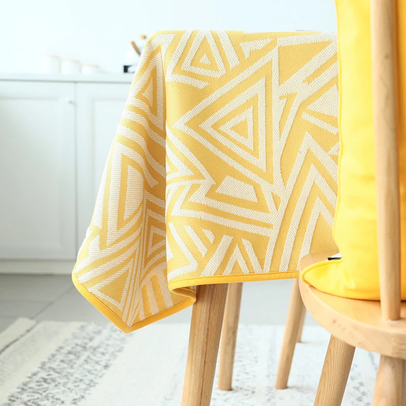 Gewebte Jacquard-Tischdecke aus Baumwollmix mit geometrischem Dreiecks-Design Karnz