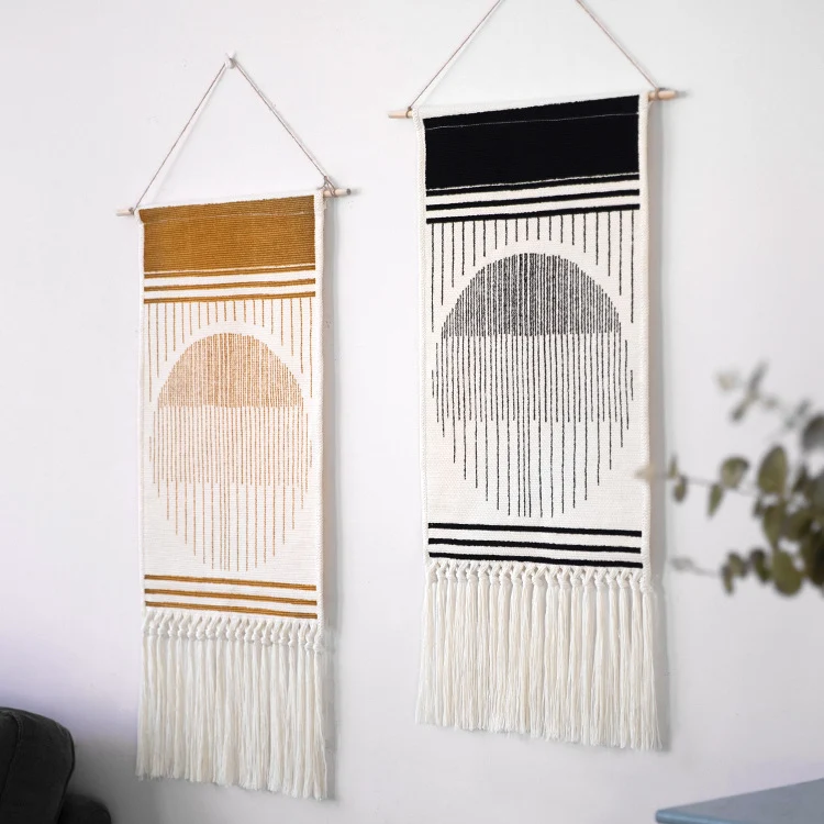 Gewebte Boho-Wandtapisserie im Ethno-Design mit langen Fransen und Holzstab Karnz