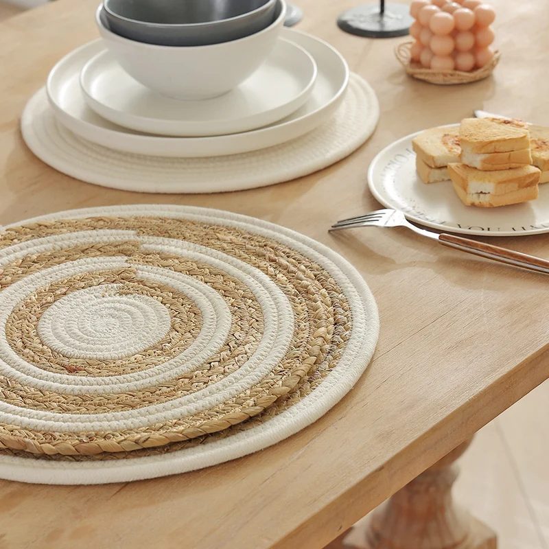 Geflochtenes rundes Tischset aus Baumwollseil und Seegras mit Spiralstruktur Karnz