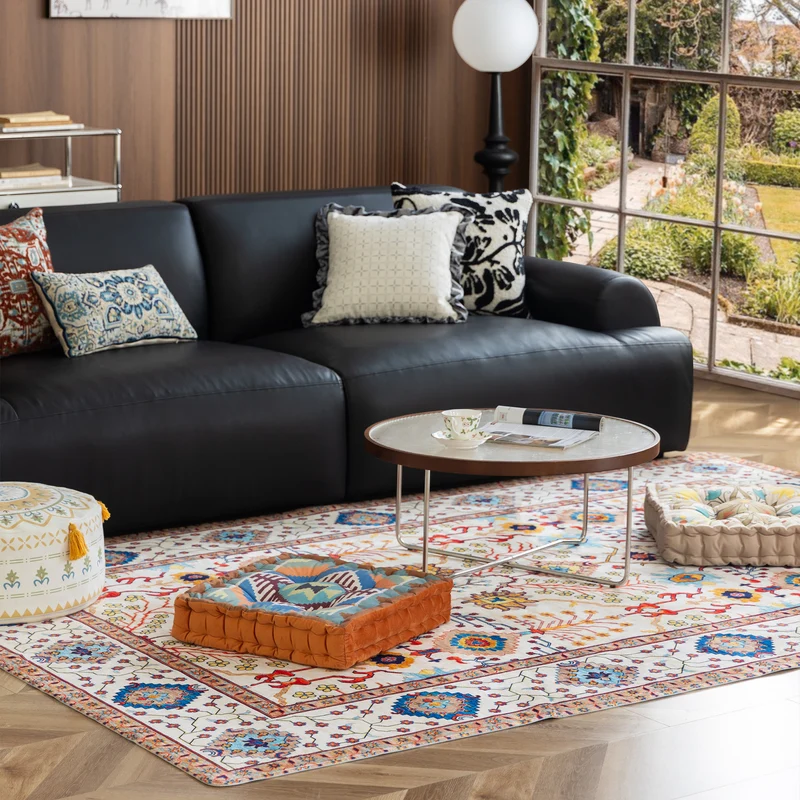 Wohnzimmer-Teppich im orientalisch-suzani Stil mit feiner Bordüre Karnz