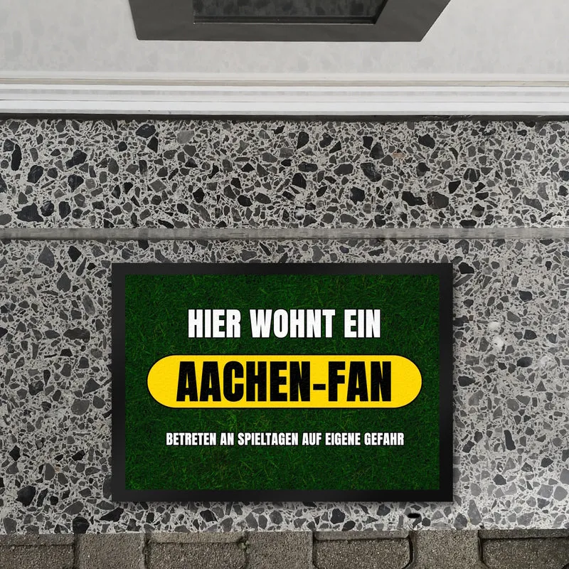 Hier wohnt ein Aachen-Fan Fußmatte in 35x50 cm mit Rasenmotiv