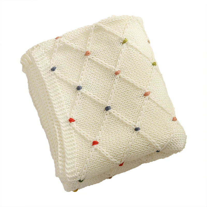 Gestrickte Babydecke aus Baumwollmischung mit Rautenmuster und bunten Maschenpunkten Karnz