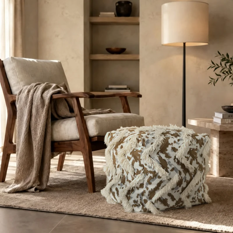 Gefüllter Bodensitzpouf im Ethno-Jacquard mit dekorativen Fransen Karnz