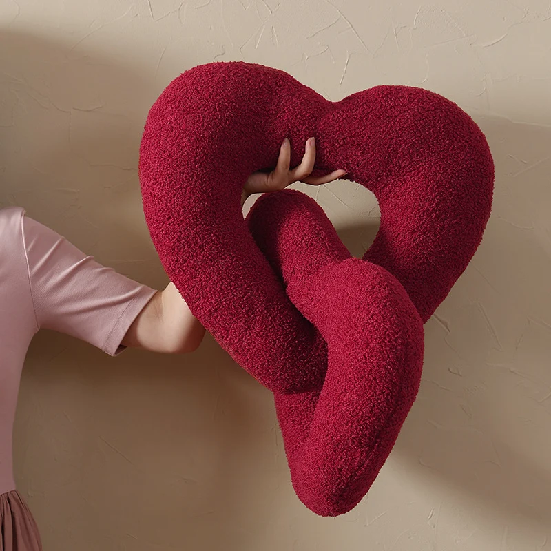 Doppelt verschlungenes Herz-Kuschelkissen mit Bouclé-Plüschbezug Karnz