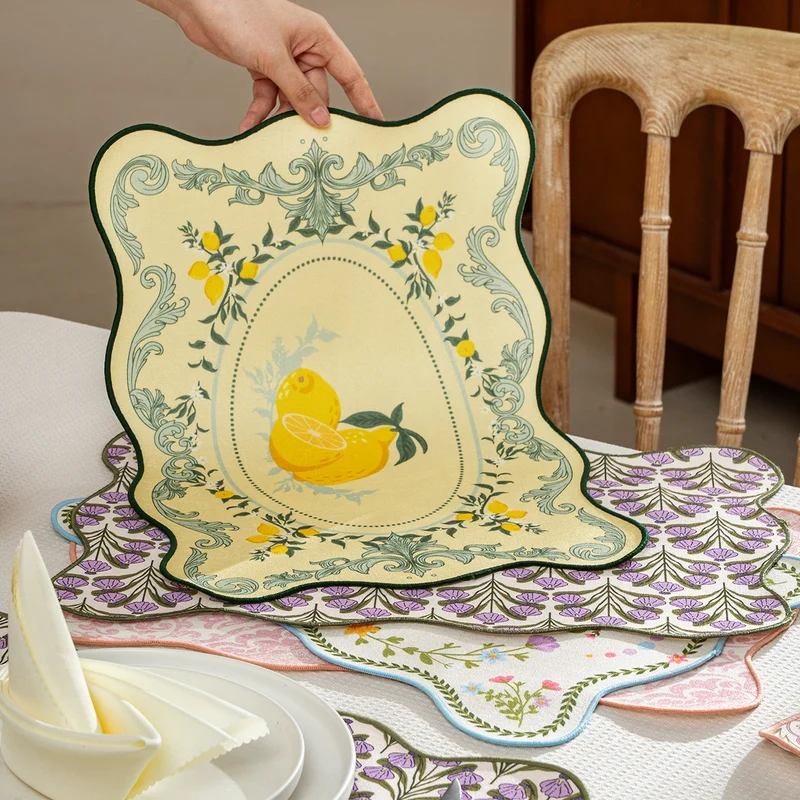 Dekoratives gewelltes Tischset mit Granatapfel- und Papageien-Motiv Karnz