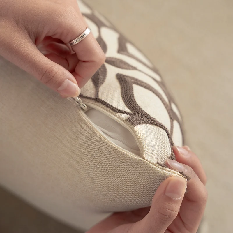 Besticktes Zierkissen aus Leinenoptik mit Paisley‑Ornament und Reliefstickerei Karnz