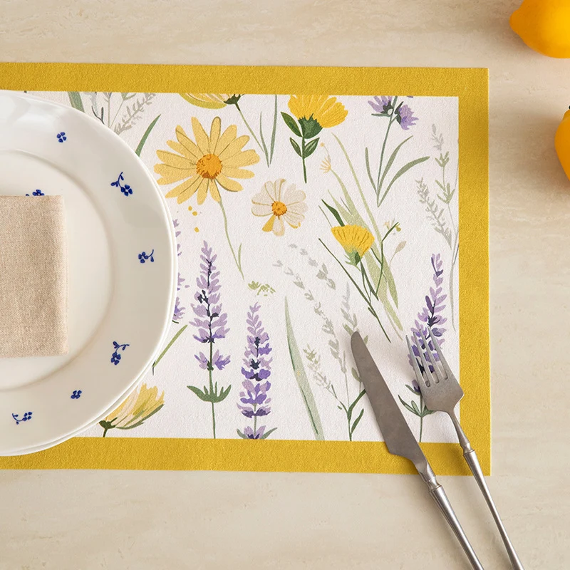 Bedrucktes rechteckiges Platzset aus Baumwollmischung mit Blumen-Illustrationsdruck und kontrastbordüre Karnz