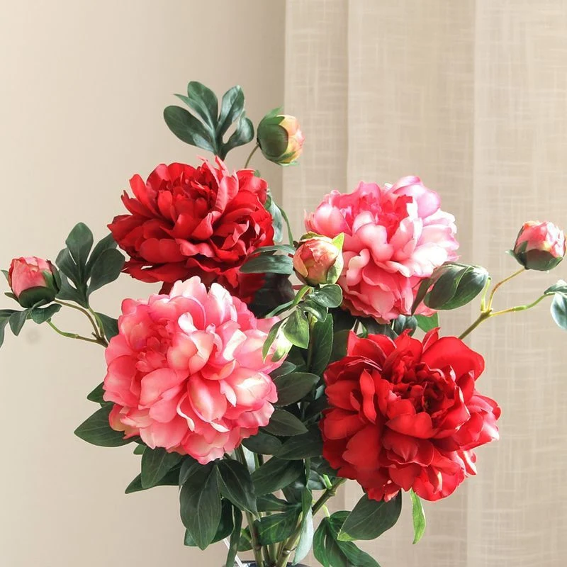 Lebensechte Pfingstrosen-Blumenarrangement