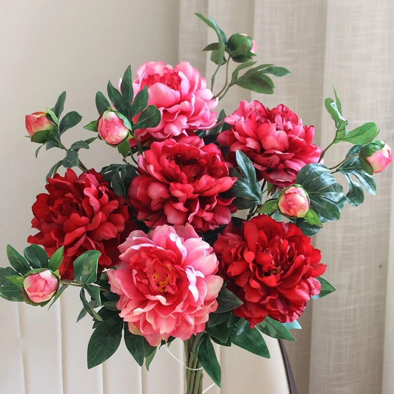 Lebensechte Pfingstrosen-Blumenarrangement