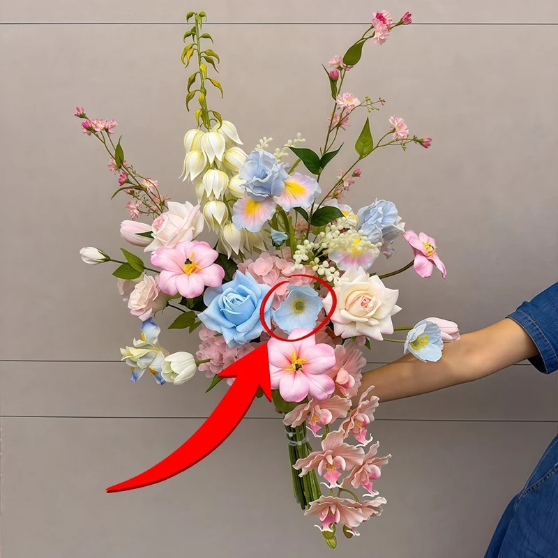 Lebensechter Blumenstrauß mit gemischten Blüten und Blattwerk
