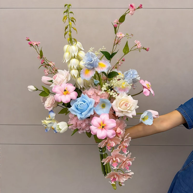 Lebensechter Blumenstrauß mit gemischten Blüten und Blattwerk