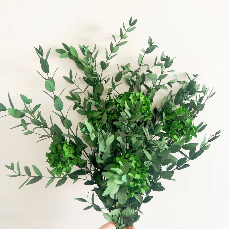 Lebensechter Blumenstrauß mit grünen Blättern