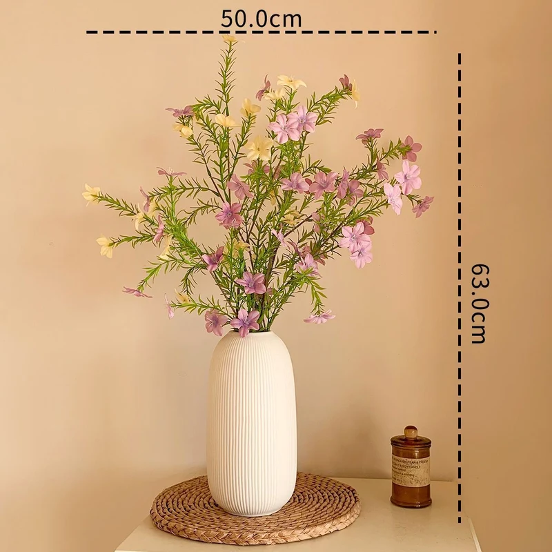 Lebensechte Blumenarrangement mit eleganter Vase
