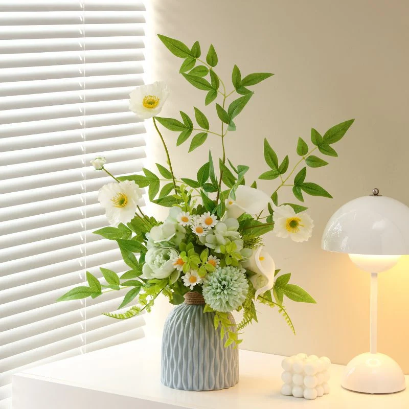 Lebensechte Blumenarrangement mit dekorativer Vase