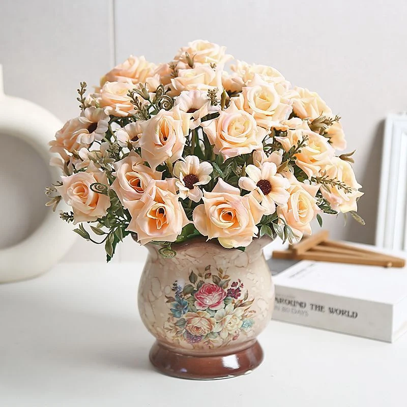 Lebensechte Blumenarrangement in modernem Vase