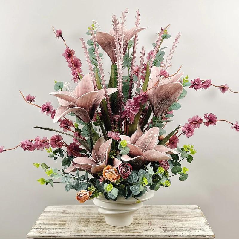 Lebensechte Blumenarrangement in dekorativer Keramikvase