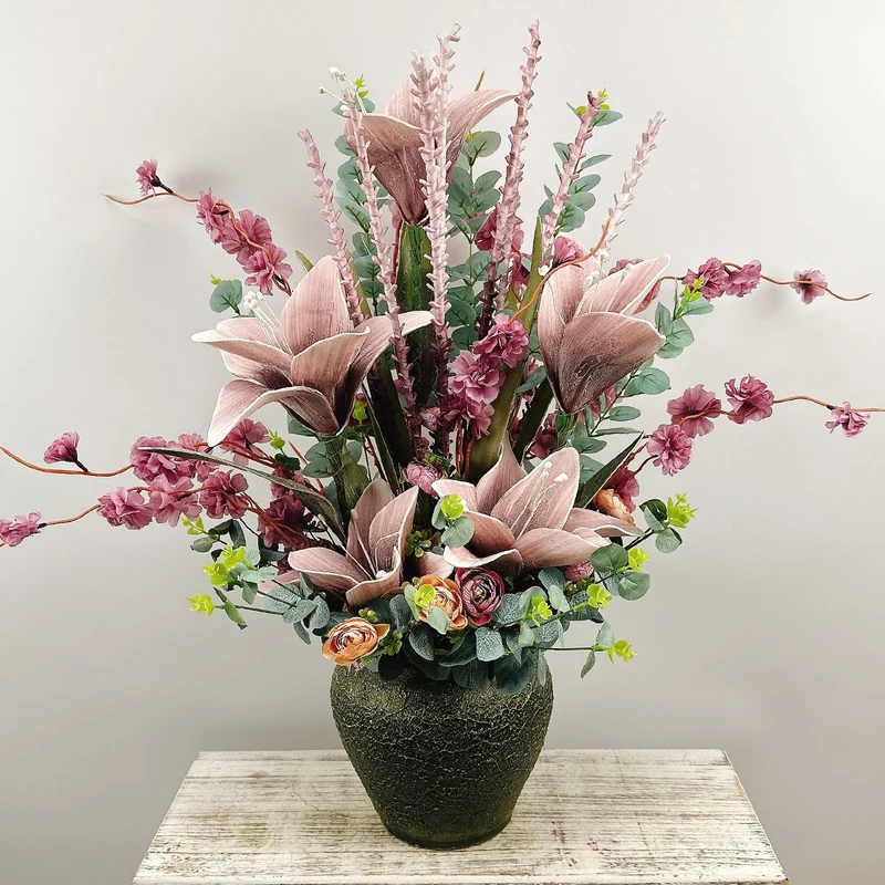 Lebensechte Blumenarrangement in dekorativer Keramikvase