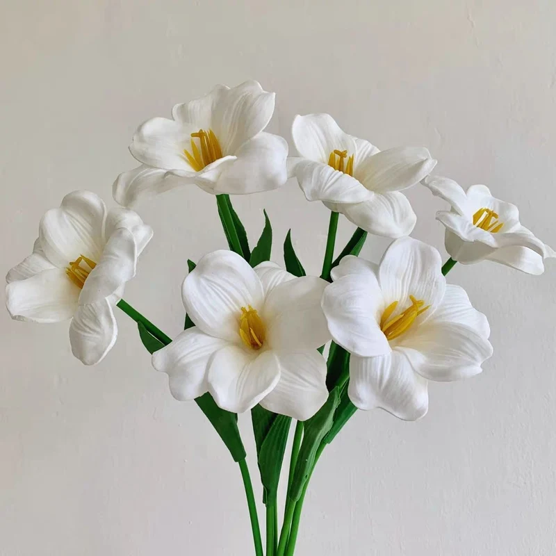 Lebensechte dekorative Blumenarrangement