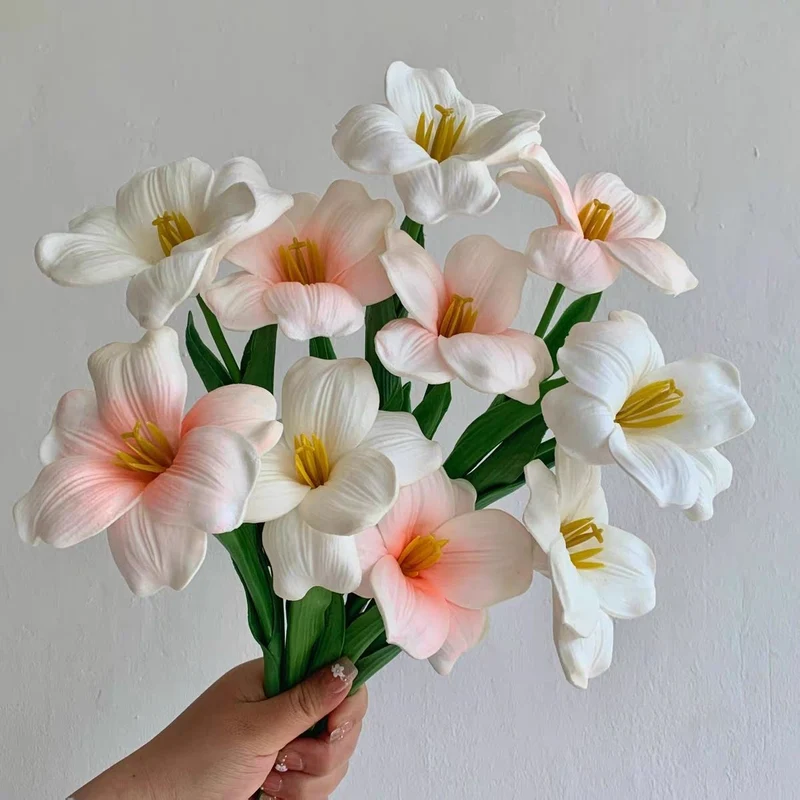 Lebensechte dekorative Blumenarrangement