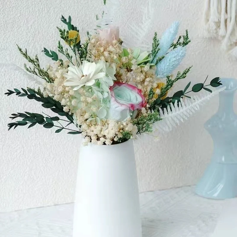 Lebensechte botanische Blumenanordnung