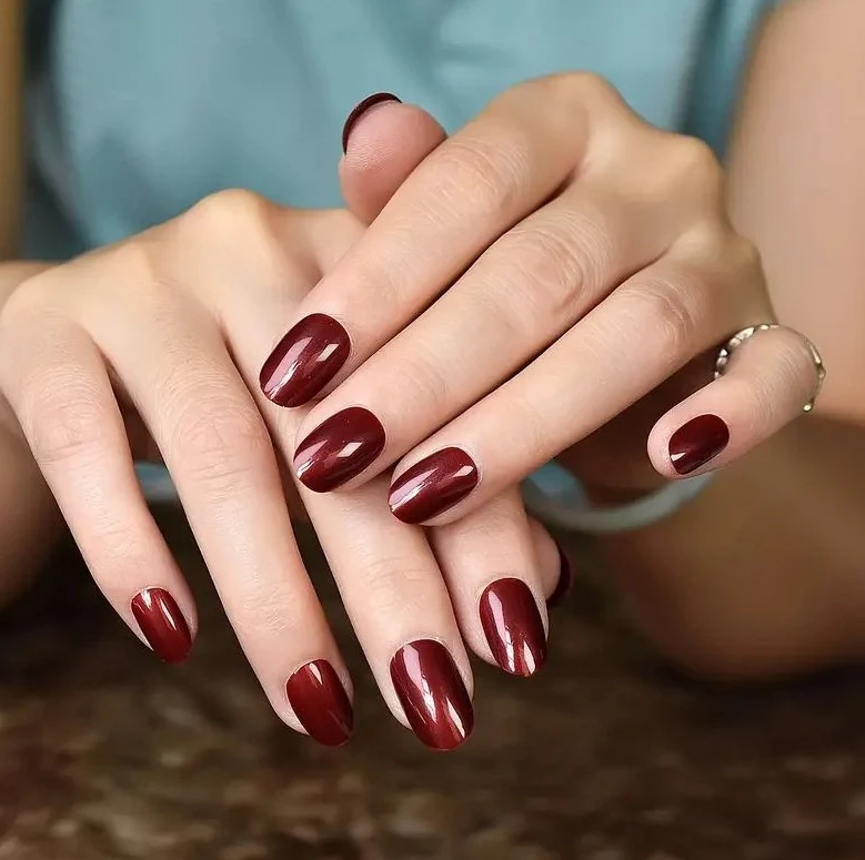 Glossy Oval-Shaped Nail Enhancements Stornfield