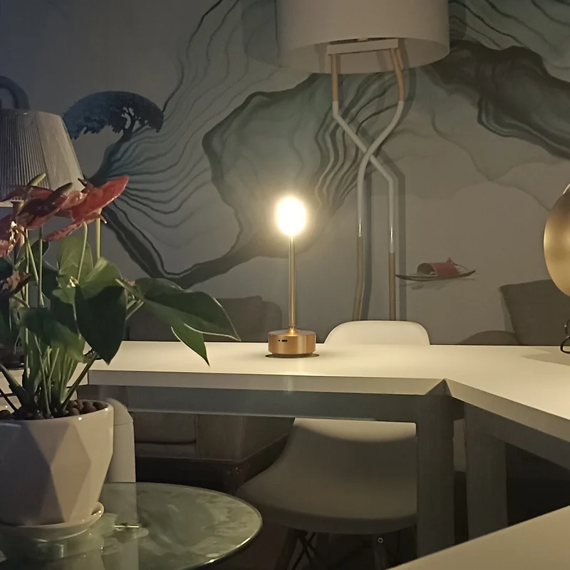 Dekorative Tischleuchte mit LED für moderne Innenräume