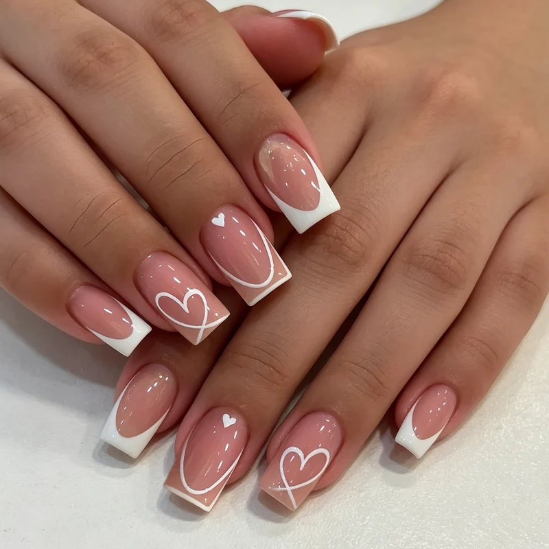 Herz- verziertes französisches Nagelkunst Karnz