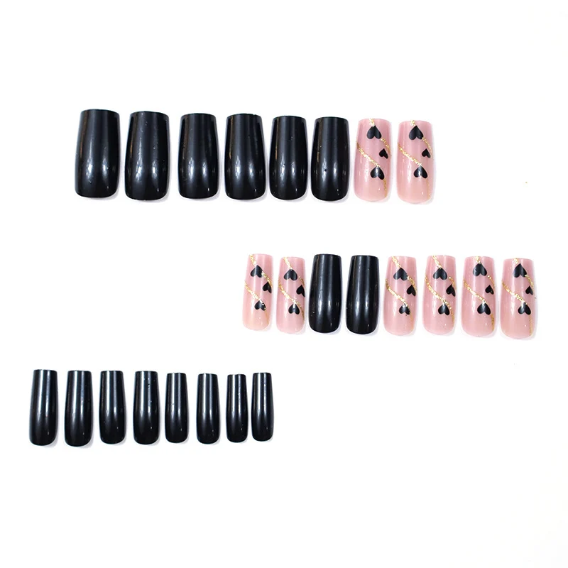 Herz-dekorierte Nagelkunst Karnz