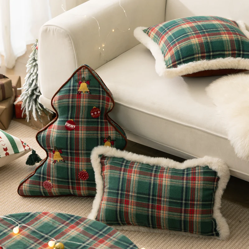 Weihnachtliches baumförmiges Dekokissen aus kariertem Flanell mit Stickapplikationen Karnz