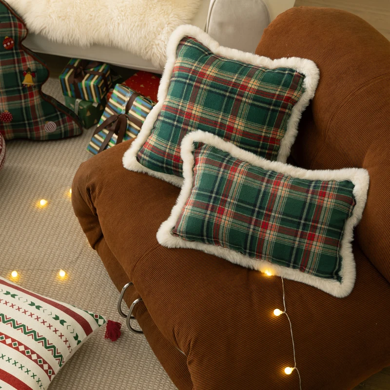 Weihnachtliches baumförmiges Dekokissen aus kariertem Flanell mit Stickapplikationen Karnz
