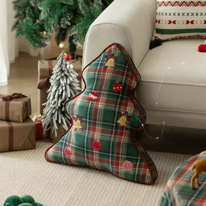 Weihnachtliches baumförmiges Dekokissen aus kariertem Flanell mit Stickapplikationen Karnz