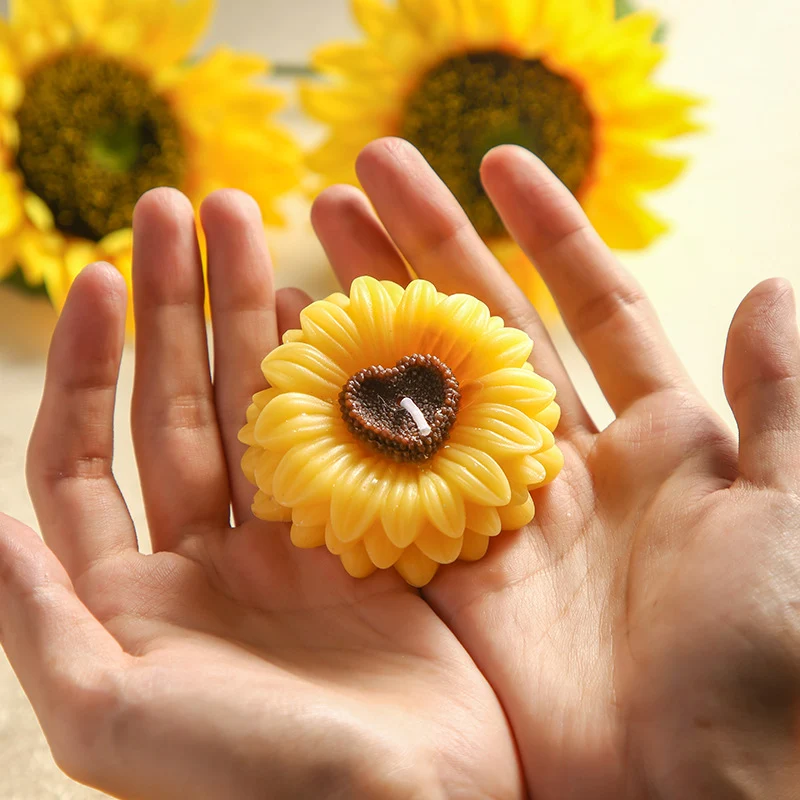 Decorative Sunflower-Shaped Scented Soy Candle with Heart-Center and Cotton Wick