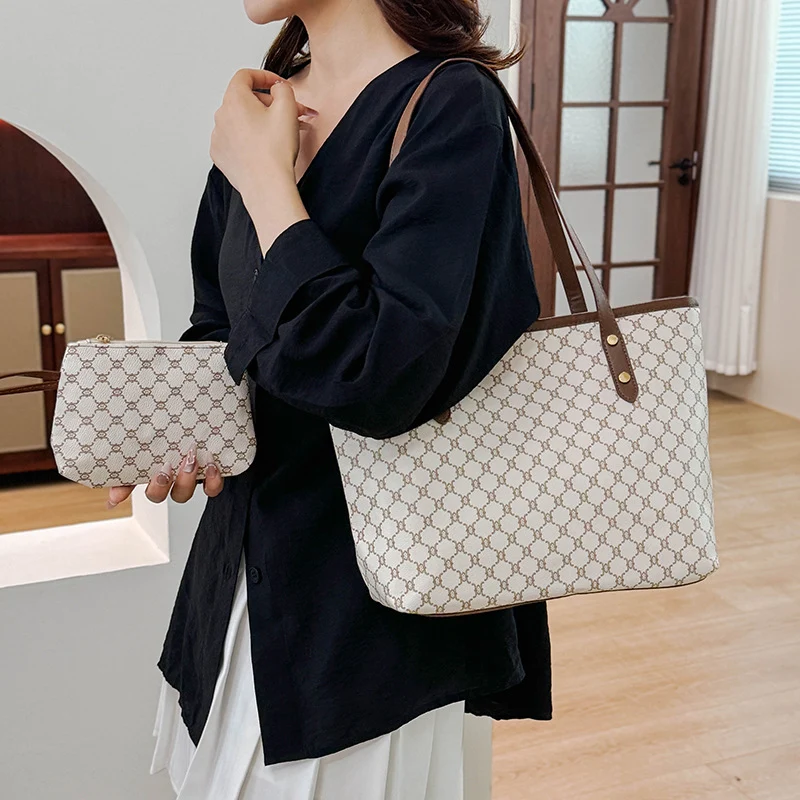 Elegante Designer-Handtasche mit passendem Beutel