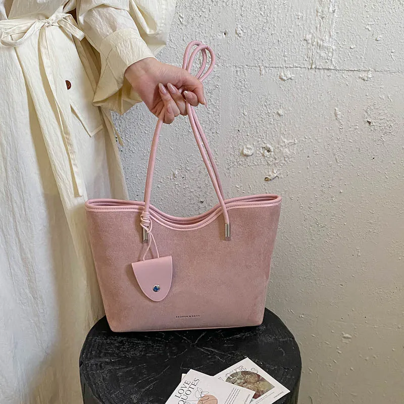 Chic Wildleder Tasche mit Dekorativer Tasche