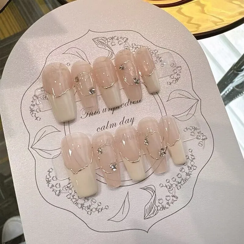 Elegantes dekoratives Press-On-Nagelset Karnz
