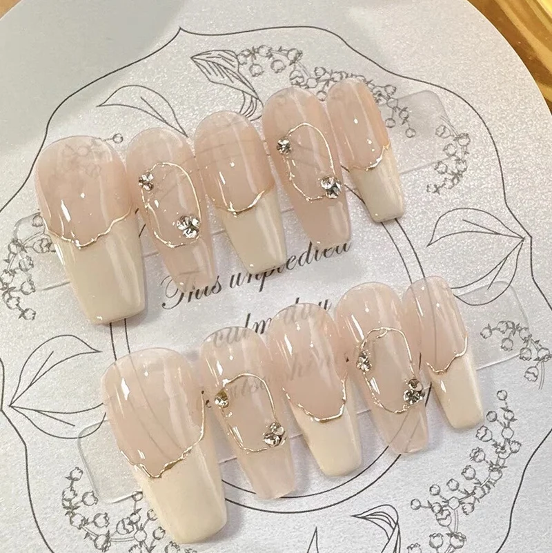 Elegantes dekoratives Press-On-Nagelset Karnz