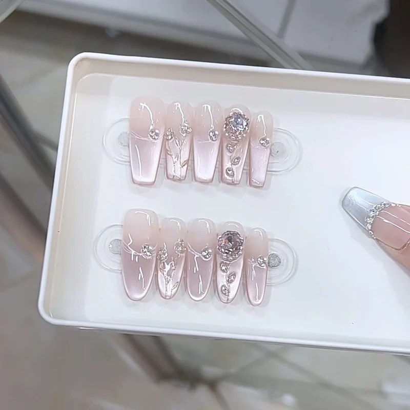 Elegantes dekoratives Press-On-Nail-Design Karnz