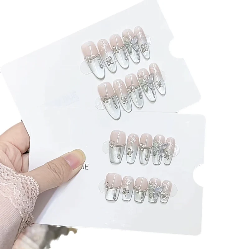 Elegantes Dekoratives Press-On Nail Art Set Karnz