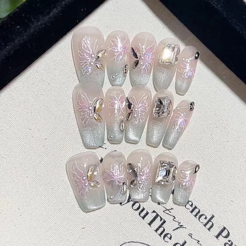 Elegantes Schmetterlings-verzierte Press-On Nagelset Karnz