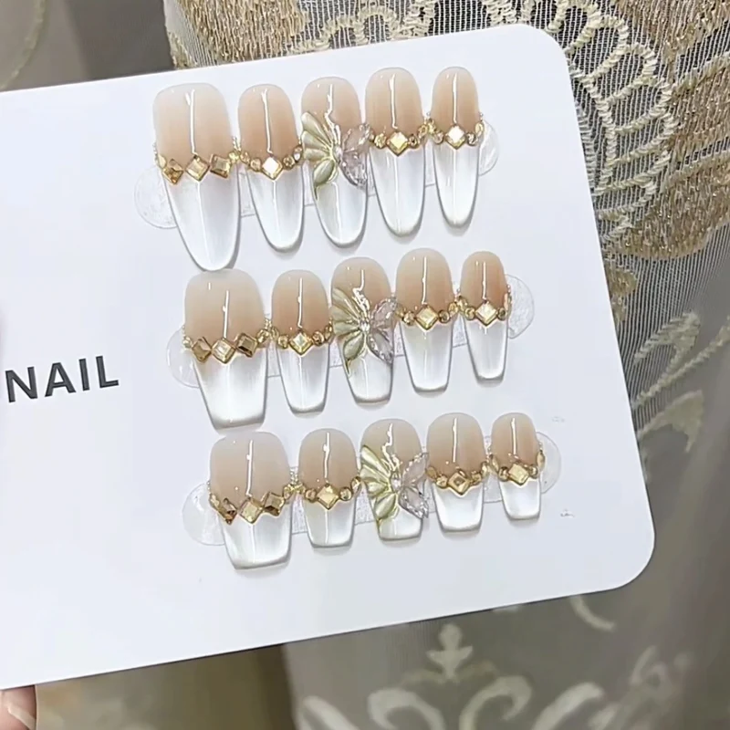 Elegante kunstvoll gestaltete Press-On-Nagelset Karnz