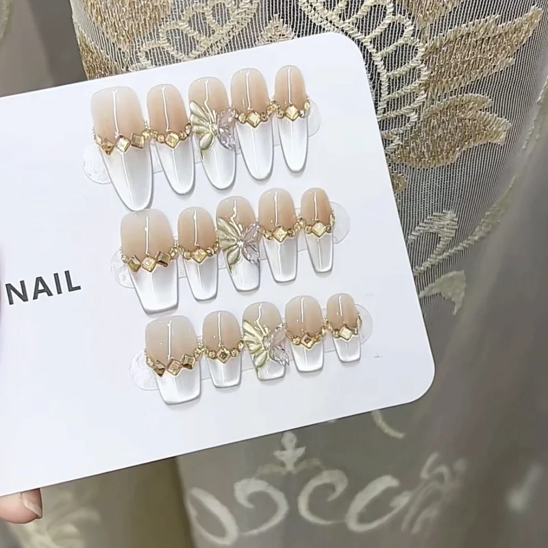 Elegante kunstvoll gestaltete Press-On-Nagelset Karnz