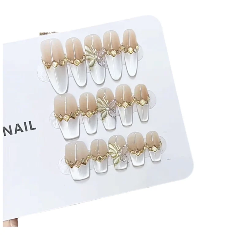 Elegante kunstvoll gestaltete Press-On-Nagelset Karnz