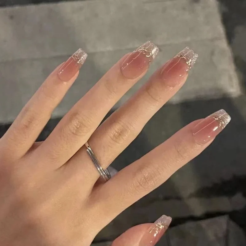 Elegante Acryl Press-On Nägel mit Goldakzent Karnz