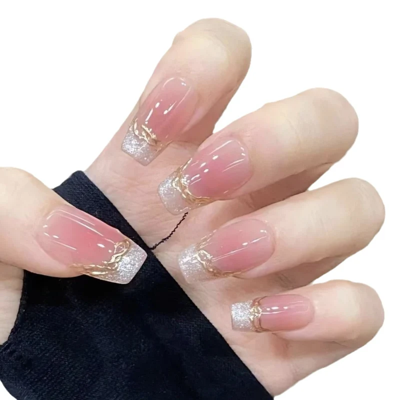 Elegante Acryl Press-On Nägel mit Goldakzent Karnz
