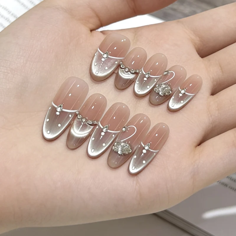 Dekorative Press-On Nägel mit elegantem Schwan und Edelsteinakzenten Karnz