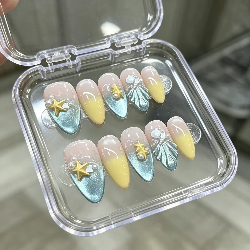 Dekorativer Press-On-Nagelset mit ozeaninspirierten Designs Karnz
