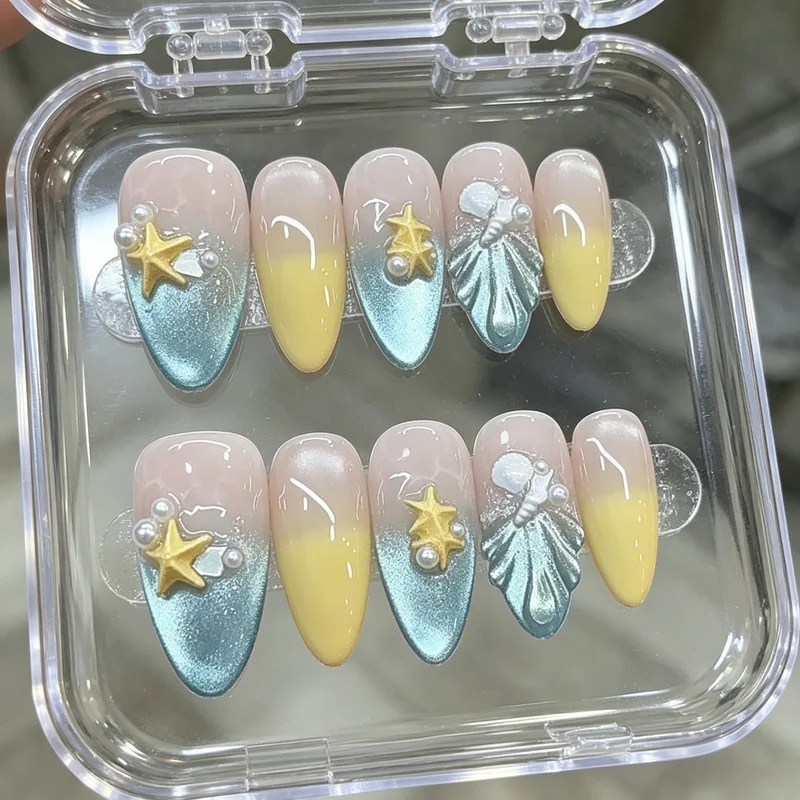 Dekorativer Press-On-Nagelset mit ozeaninspirierten Designs Karnz